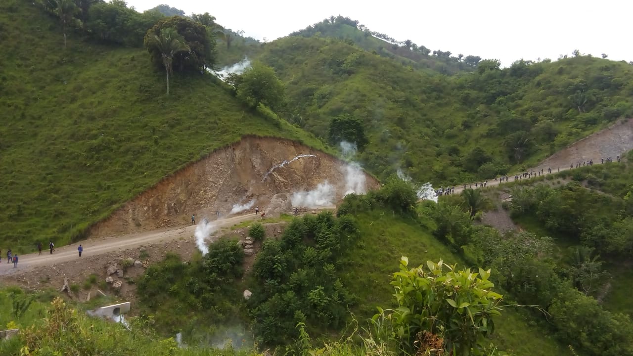 Granadas lacrimogenas lanzadas por fuerzas represoras