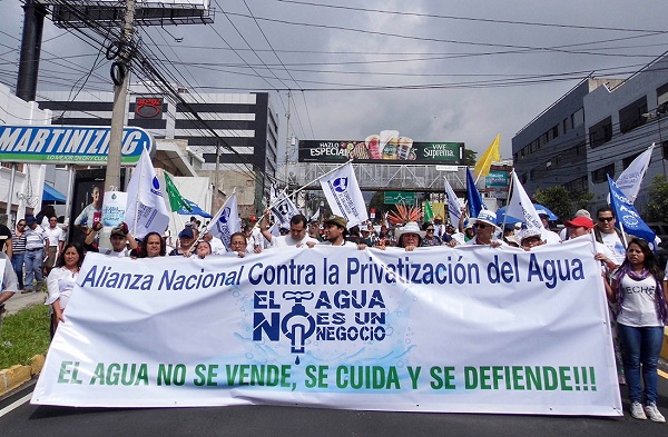 Alianza Nacional contra la Privatización del Agua denuncia en las calles de San Salvador las amenazas de privarización del agua.