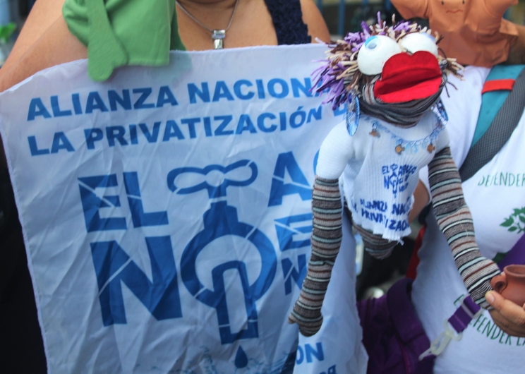 Más titeres se hicieron presentes en la concentración de la Alianza contra la Privatización del Agua para exigir nuevamente una Ley General de Aguas.