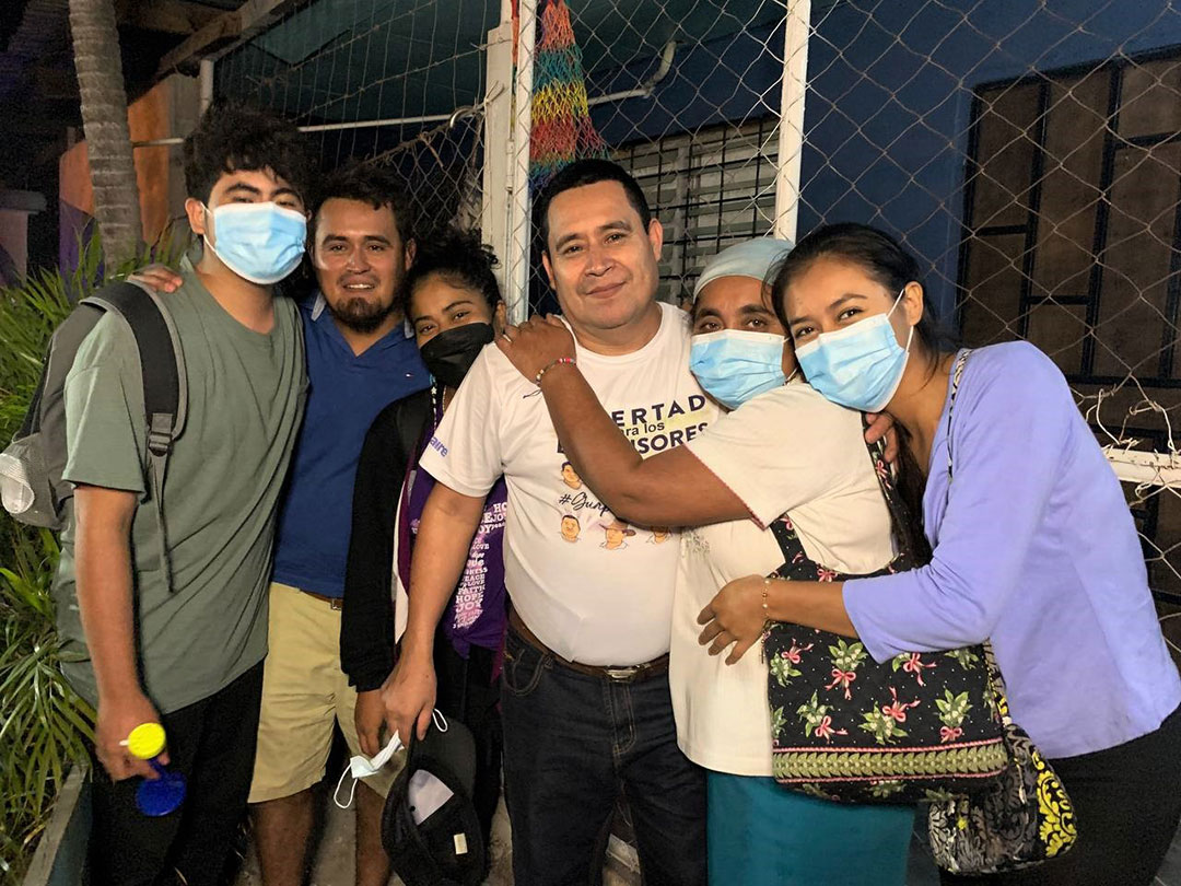 Después de dos años de prisión injustificada, defensores ambientales  se reunen con su familias. 